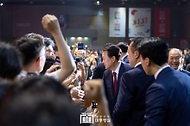 윤석열 대통령이 23일 경기도 고양시 킨텍스에서 열린 ‘국민의힘 제4차 전당대회’에 입장하며 당원 등 참석자들과 인사하고 있다. 
