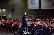 윤석열 대통령이 23일 경기도 고양시 킨텍스에서 열린 ‘국민의힘 제4차 전당대회’에 참석해 인사하고 있다.