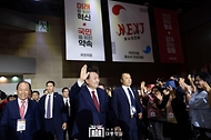 윤석열 대통령이 23일 경기도 고양시 킨텍스에서 열린 ‘국민의힘 제4차 전당대회’에 황우여 비상대책위원장 등과 함께 입장하며 인사하고 있다.