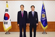 한덕수 국무총리가 24일 서울 종로구 정부서울청사에서 열린 ‘차관급 임명장 수여식’에서 심오택 사행산업통합감독위원장에게 임명장을 수여한 뒤 기념 촬영을 하고 있다.