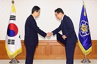 한덕수 국무총리가 24일 서울 종로구 정부서울청사에서 열린 ‘차관급 임명장 수여식’에서 김완기 특허청장에게 임명장을 수여한 뒤 악수하고 있다.