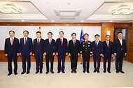 한덕수 국무총리가 24일 서울 종로구 정부서울청사에서 열린 ‘차관급 임명장 수여식’에서 임명장을 수여한 뒤 참석자들과 기념 촬영을 하고 있다. 