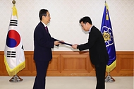 한덕수 국무총리가 24일 서울 종로구 정부서울청사에서 열린 ‘차관급 임명장 수여식’에서 김범석 기획재정부 1차관에게 임명장을 수여하고 있다.