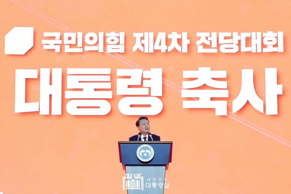 윤석열 대통령이 23일 경기도 고양시 킨텍스에서 열린 ‘국민의힘 제4차 전당대회’에 참석해 축사를 하고 있다.