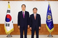 한덕수 국무총리가 24일 서울 종로구 정부서울청사에서 열린 ‘차관급 임명장 수여식’에서 김재홍 국립중앙박물관장에게 임명장을 수여한 뒤 기념 촬영을 하고 있다.