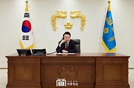 윤석열 대통령이 23일 서울 용산 대통령실 청사에서 페트르 피알라 체코 총리와 전화 통화를 하고 있다. 대통령실은 윤석열 대통령이 체코 총리와의 통화에서 “원전 분야를 비롯한 양국 간 실질적 협력 방안에 대해 의견을 교환했다”고 밝혔다. 