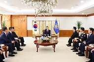 한덕수 국무총리가 24일 서울 종로구 정부서울청사에서 열린 ‘차관급 임명장 수여식’에서 참석자들과 대화를 나누고 있다.