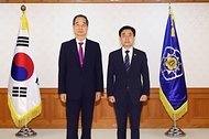한덕수 국무총리가 24일 서울 종로구 정부서울청사에서 열린 ‘차관급 임명장 수여식’에서 장동언 기상청장에게 임명장을 수여한 뒤 기념 촬영을 하고 있다.
