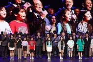 유인촌 문화체육관광부 장관 등 관계자들이 23일 용인특례시 수지구 포은아트홀에서 열린 대한민국 연극제 폐막식 ‘안녕, 용인!’ 행사에 참석해 폐막 선언을 하고 있다. 