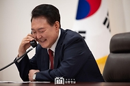 윤석열 대통령이 23일 서울 용산 대통령실 청사에서 페트르 피알라 체코 총리와 전화 통화를 하고 있다.