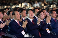 윤석열 대통령이 23일 경기도 고양시 킨텍스에서 열린 ‘국민의힘 제4차 전당대회’에 참석해 박수를 치고 있다.