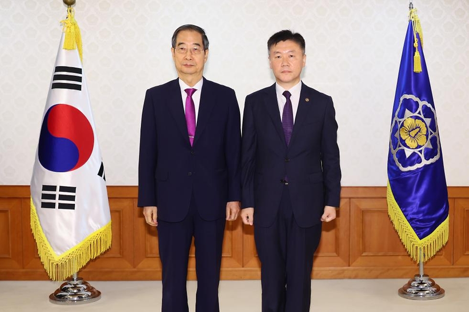 한덕수 국무총리가 24일 서울 종로구 정부서울청사에서 열린 ‘차관급 임명장 수여식’에서 박범수 농림축산식품부 차관에게 임명장을 수여한 뒤 기념 촬영을 하고 있다.