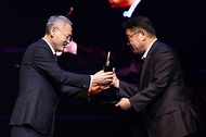 유인촌 문화체육관광부 장관이 23일 용인특례시 수지구 포은아트홀에서 열린 대한민국 연극제 폐막식 ‘안녕, 용인!’ 행사에 참석해 연극 ‘그때, 그들, 그 집’을 선보인 충청북도 극단 청사 대표에게 대한민국연극제 단체상 부문 금상인 문체부 장관 표창을 수여하고 있다. 