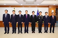 한덕수 국무총리가 24일 서울 종로구 정부서울청사에서 열린 ‘차관급 임명장 수여식’에서 임명장을 수여한 뒤 참석자들과 기념 촬영을 하고 있다. 