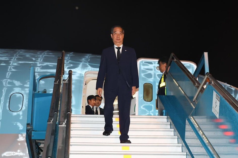 한덕수 국무총리가 24일(현지시간) 베트남 하노이 노이바이 국제공항에 도착해 응우옌 푸 쫑 베트남 공산당 서기장 조문 등을 위해 이동하고 있다. 