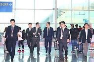 한덕수 국무총리가 24일 인천국제공항에서 응우옌 푸 쫑 베트남 공산당 서기장 조문 등을 위해 베트남으로 출국하고 있다.
