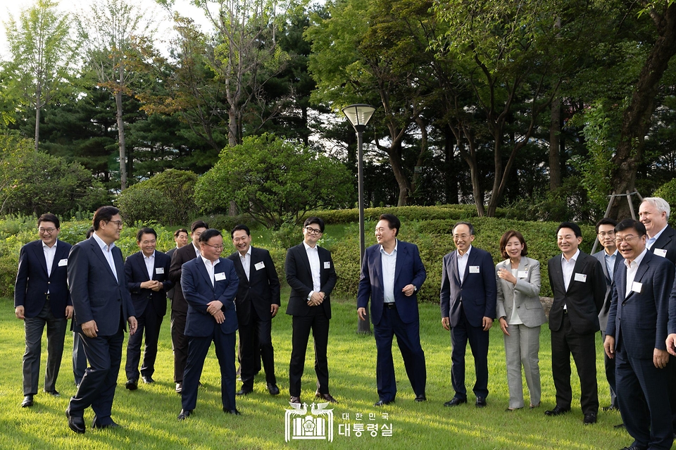 윤석열 대통령이 24일 서울 용산 대통령실 앞 파인그라스에서 열린 국민의힘 신임 지도부 만찬에서 한동훈 대표, 추경호 원내대표, 김재원 최고위원, 나경원 의원 등과 웃으며 대화하고 있다. 