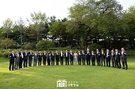 윤석열 대통령이 24일 서울 용산 대통령실 앞 파인그라스에서 열린 국민의힘 신임 지도부 만찬에서 한동훈 대표, 추경호 원내대표, 김재원 최고위원, 나경원 의원, 대통령실 참모 등과 함께 손을 맞잡고 기념 촬영을 하고 있다. 