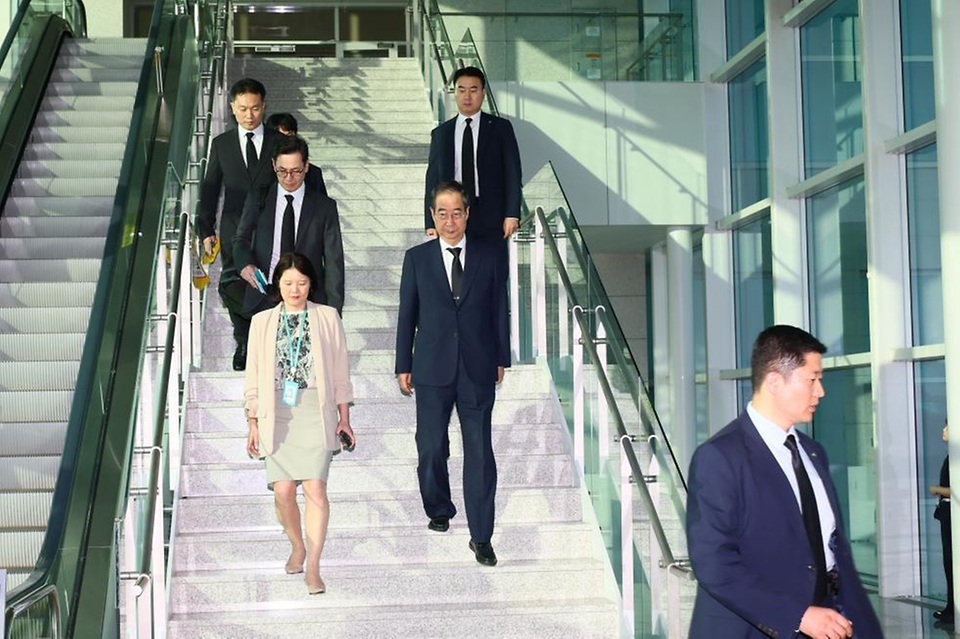 한덕수 국무총리가 24일 인천국제공항에서 응우옌 푸 쫑 베트남 공산당 서기장 조문 등을 위해 베트남으로 출국하고 있다.