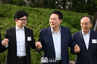 윤석열 대통령이 24일 서울 용산 대통령실 앞 파인그라스에서 열린 국민의힘 신임 지도부 만찬에서 한동훈 대표(왼쪽), 추경호 원내대표(오른쪽) 등과 함께 손을 맞잡고 기념 촬영을 하고 있다.