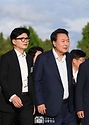 윤석열 대통령이 24일 서울 용산 대통령실 앞 파인그라스에서 열린 국민의힘 신임 지도부 만찬에서 한동훈 대표 등과 함께 걷고 있다.