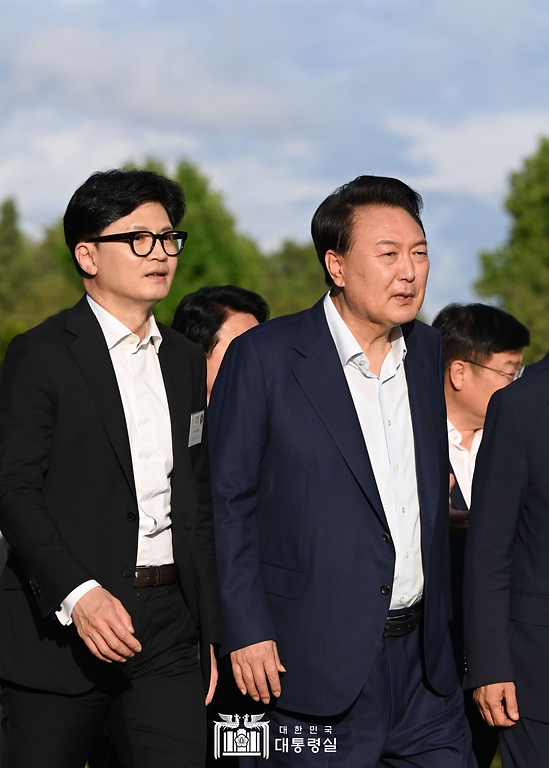윤석열 대통령이 24일 서울 용산 대통령실 앞 파인그라스에서 열린 국민의힘 신임 지도부 만찬에서 한동훈 대표 등과 함께 걷고 있다.