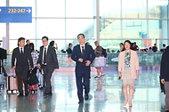 한덕수 국무총리가 24일 인천국제공항에서 응우옌 푸 쫑 베트남 공산당 서기장 조문 등을 위해 베트남으로 출국하고 있다.