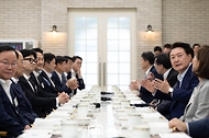 윤석열 대통령이 24일 서울 용산 대통령실 앞 파인그라스에서 한동훈 대표, 추경호 원내대표 등 신임 지도부 및 당 대표 후보 출마자들을 초청해 만찬을 함께 하고 있다. 