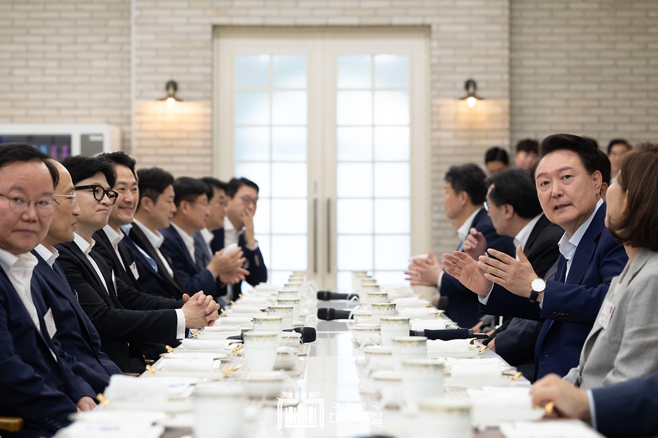 윤석열 대통령이 24일 서울 용산 대통령실 앞 파인그라스에서 한동훈 대표, 추경호 원내대표 등 신임 지도부 및 당 대표 후보 출마자들을 초청해 만찬을 함께 하고 있다. 