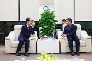 한덕수 국무총리가 24일(현지시간) 베트남 하노이 노이바이 국제공항에 도착해 영접 나온 응우옌 밍 부 외교부 차관과 대화하고 있다. 