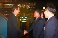 한덕수 국무총리가 24일(현지시간) 베트남 하노이 노이바이 국제공항에 도착해 영접 나온 응우옌 밍 부 외교부 차관과 악수하고 있다. 