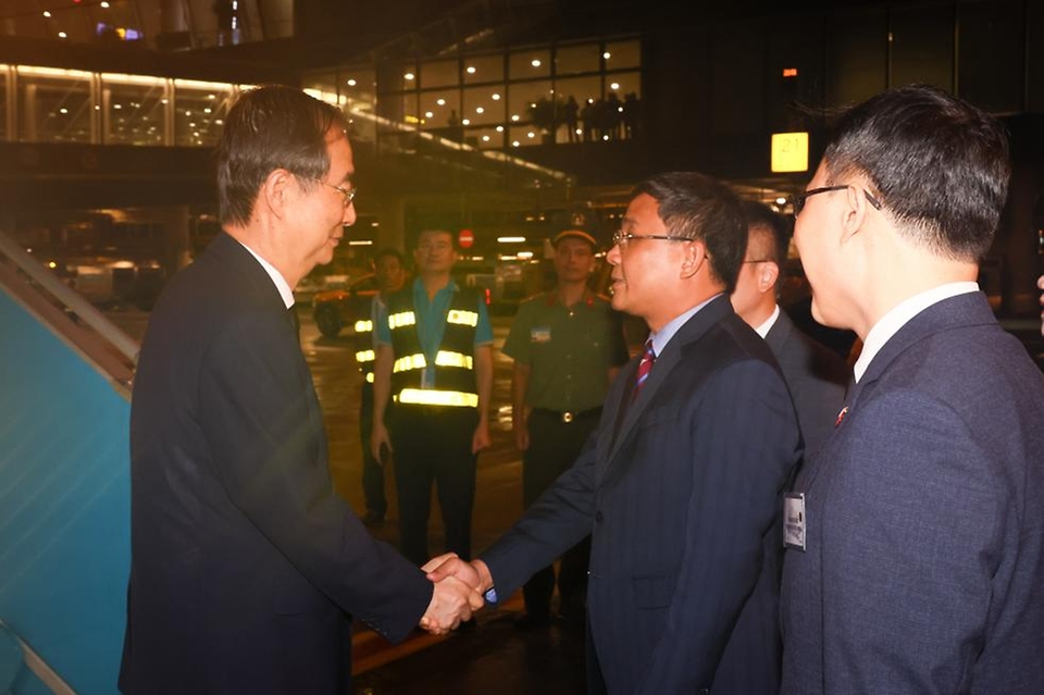한덕수 국무총리가 24일(현지시간) 베트남 하노이 노이바이 국제공항에 도착해 영접 나온 응우옌 밍 부 외교부 차관과 악수하고 있다. 