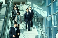한덕수 국무총리가 24일 인천국제공항에서 응우옌 푸 쫑 베트남 공산당 서기장 조문 등을 위해 베트남으로 출국하고 있다.
