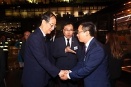 한덕수 국무총리가 24일(현지시간) 베트남 하노이 노이바이 국제공항에 도착해 인사를 나누고 있다.
