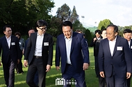 윤석열 대통령이 24일 서울 용산 대통령실 앞 파인그라스에서 열린 국민의힘 신임 지도부 만찬에서 한동훈 대표, 추경호 원내대표 등과 대화하며 이동하고 있다.