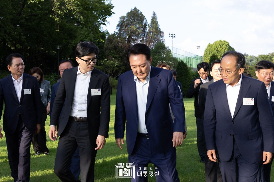 윤석열 대통령이 24일 서울 용산 대통령실 앞 파인그라스에서 열린 국민의힘 신임 지도부 만찬에서 한동훈 대표, 추경호 원내대표 등과 대화하며 이동하고 있다.