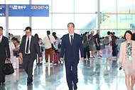 한덕수 국무총리가 24일 인천국제공항에서 응우옌 푸 쫑 베트남 공산당 서기장 조문 등을 위해 베트남으로 출국하고 있다.