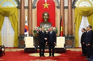 한덕수 국무총리가 25일(현지시간) 베트남 하노이 국가주석궁에서 또 럼 베트남 국가주석과 면담에 앞서 기념 촬영을 하고 있다. 