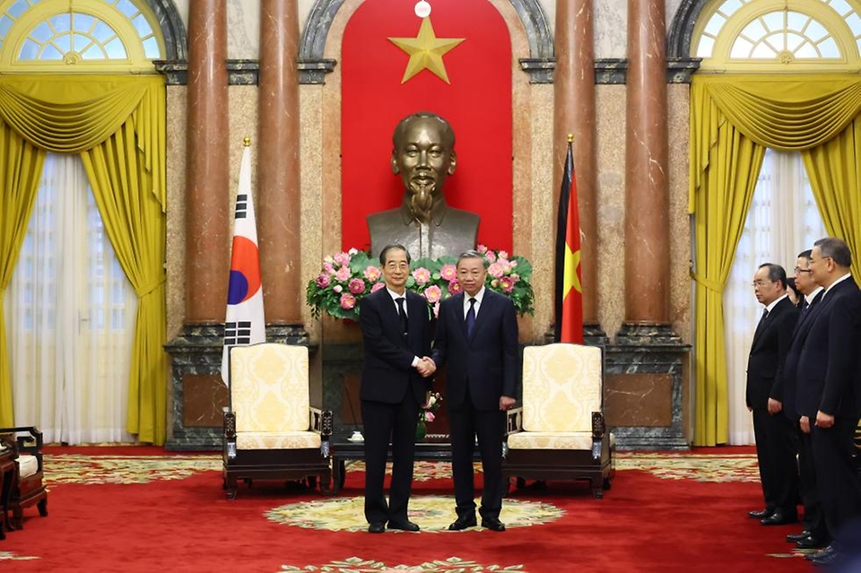 한덕수 국무총리가 25일(현지시간) 베트남 하노이 국가주석궁에서 또 럼 베트남 국가주석과 면담에 앞서 기념 촬영을 하고 있다. 
