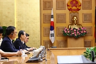 한덕수 국무총리가 25일(현지시간) 베트남 하노이 베트남 총리실에서 팜 민 찐 베트남 총리와 면담하고 있다.
