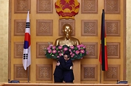한덕수 국무총리가 25일(현지시간) 베트남 하노이 베트남 총리실에서 팜 민 찐 베트남 총리와 면담하기 전 인사하고 있다.