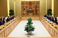 한덕수 국무총리가 25일(현지시간) 베트남 하노이 베트남 총리실에서 팜 민 찐 베트남 총리와 면담하고 있다.