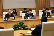 한덕수 국무총리가 25일(현지시간) 베트남 하노이 베트남 총리실에서 팜 민 찐 베트남 총리와 면담하고 있다.