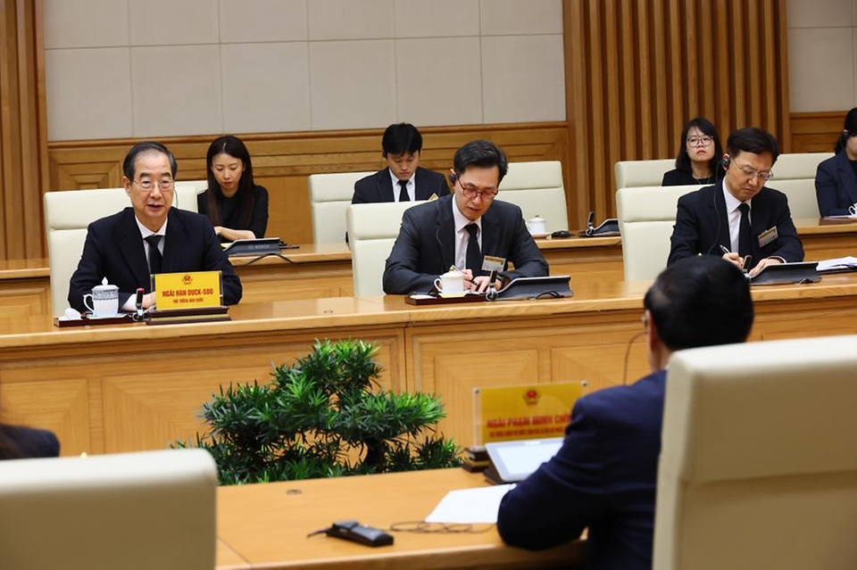 한덕수 국무총리가 25일(현지시간) 베트남 하노이 베트남 총리실에서 팜 민 찐 베트남 총리와 면담하고 있다.
