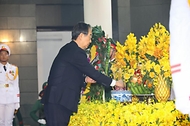 한덕수 국무총리가 25일(현지시간) 베트남 하노이 국립장례식장에서 거행된 고 응우옌 푸 쫑 베트남 공산당 서기장을 조문하며 분향하고 있다.