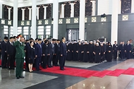 한덕수 국무총리가 25일(현지시간) 베트남 하노이 국립장례식장에서 거행된 고 응우옌 푸 쫑 베트남 공산당 서기장을 조문하고 있다.