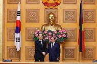 한덕수 국무총리가 25일(현지시간) 베트남 하노이 베트남 총리실에서 팜 민 찐 베트남 총리와 면담하기 전 기념 촬영을 하고 있다.