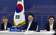 윤석열 대통령이 25일 충남도청에서 열린 ‘제7차 중앙지방협력회의’에서 참석자 토론을 듣고 있다.