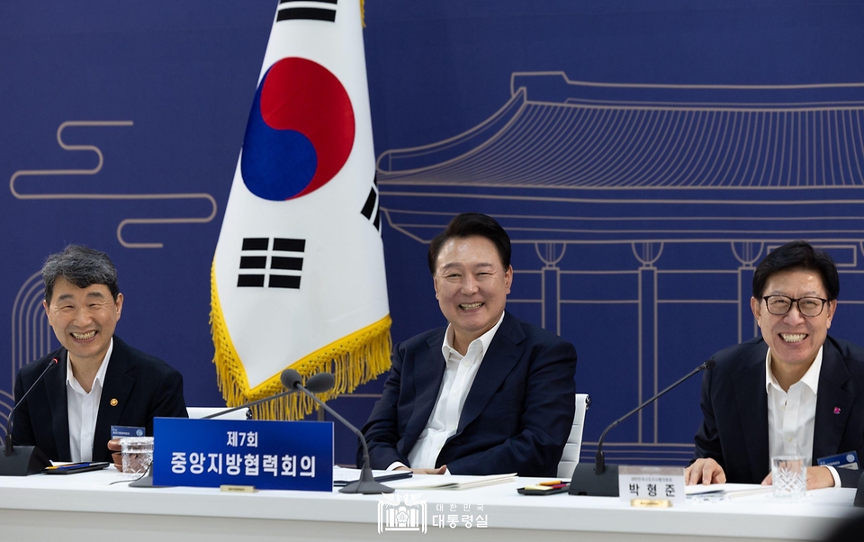 윤석열 대통령이 25일 충남도청에서 열린 ‘제7차 중앙지방협력회의’에서 참석자 토론을 듣고 있다.