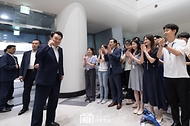 윤석열 대통령이 25일 충남도청에서 열린 ‘제7차 중앙지방협력회의’를 마친 뒤 떠나며 로비에서 도청 직원들을 격려하고 있다.